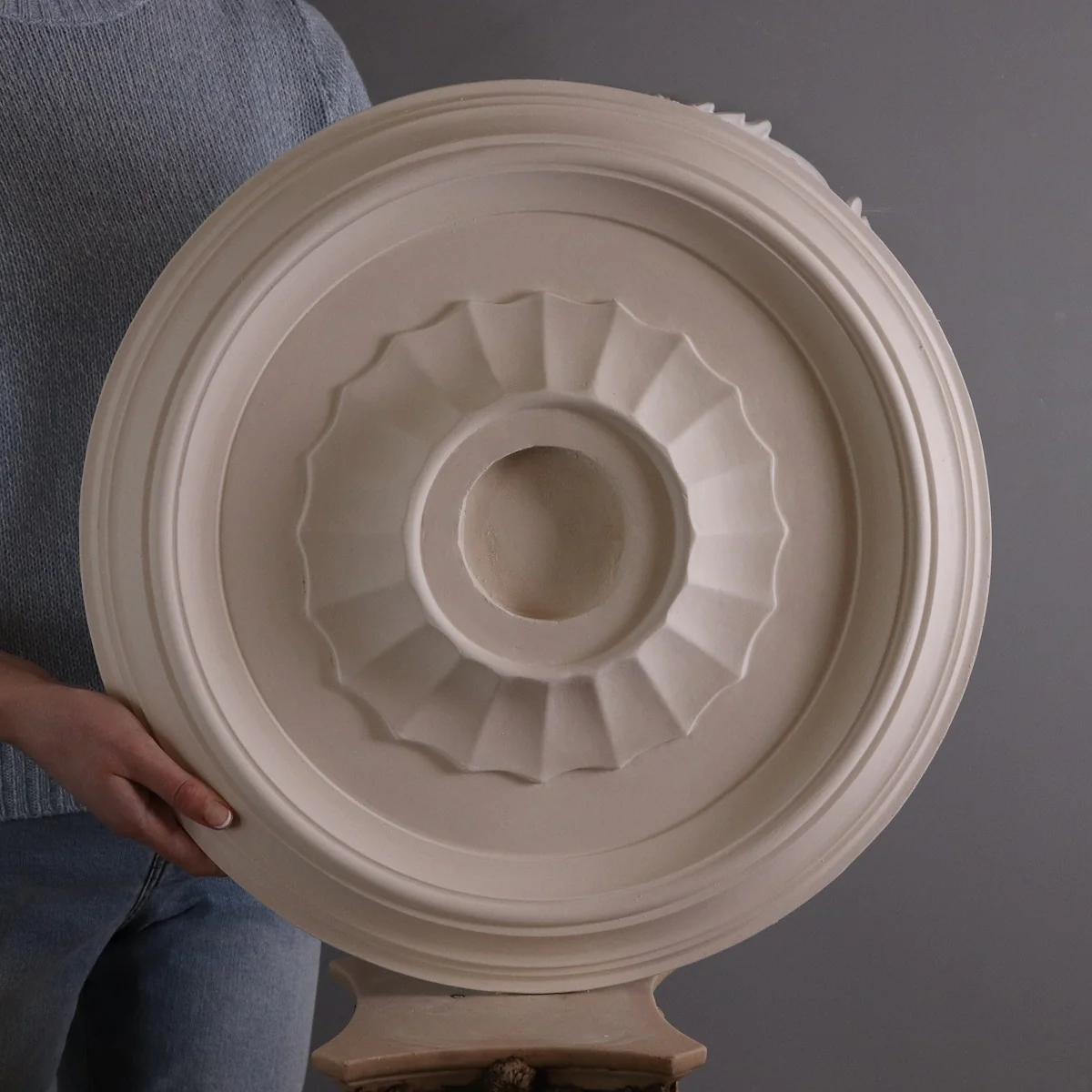 DM4055 Victorian Plaster Ceiling Ring 490mm - Image 2