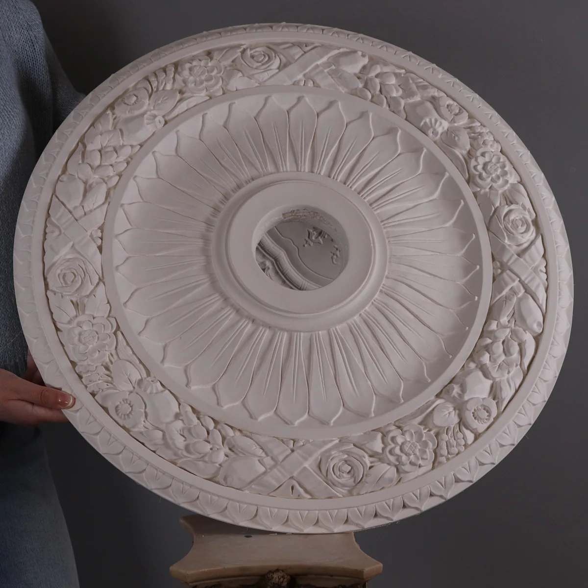 DM4074 Victorian Plaster Ceiling Rose 600mm - Image 2